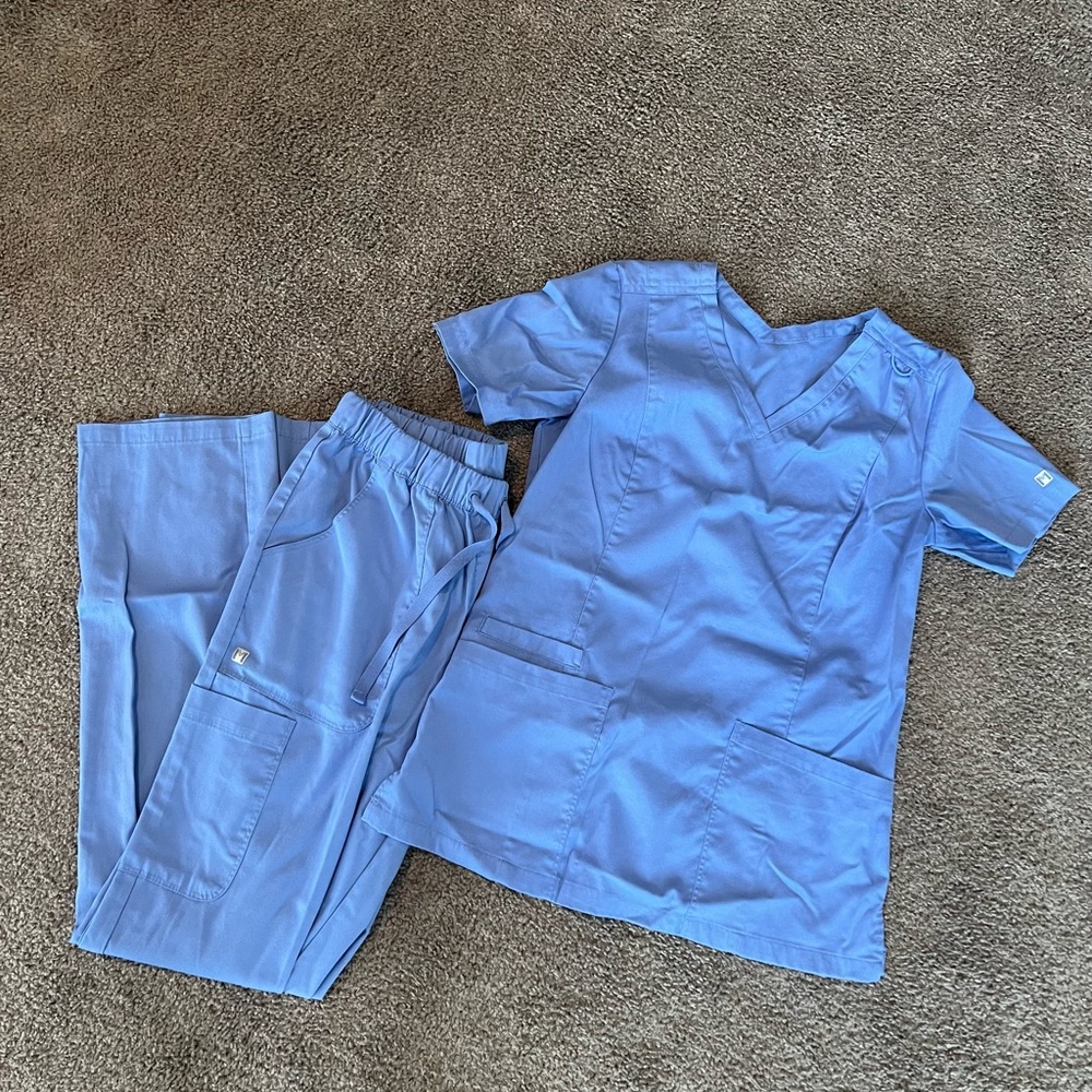 Maevn ceil blue scrub set